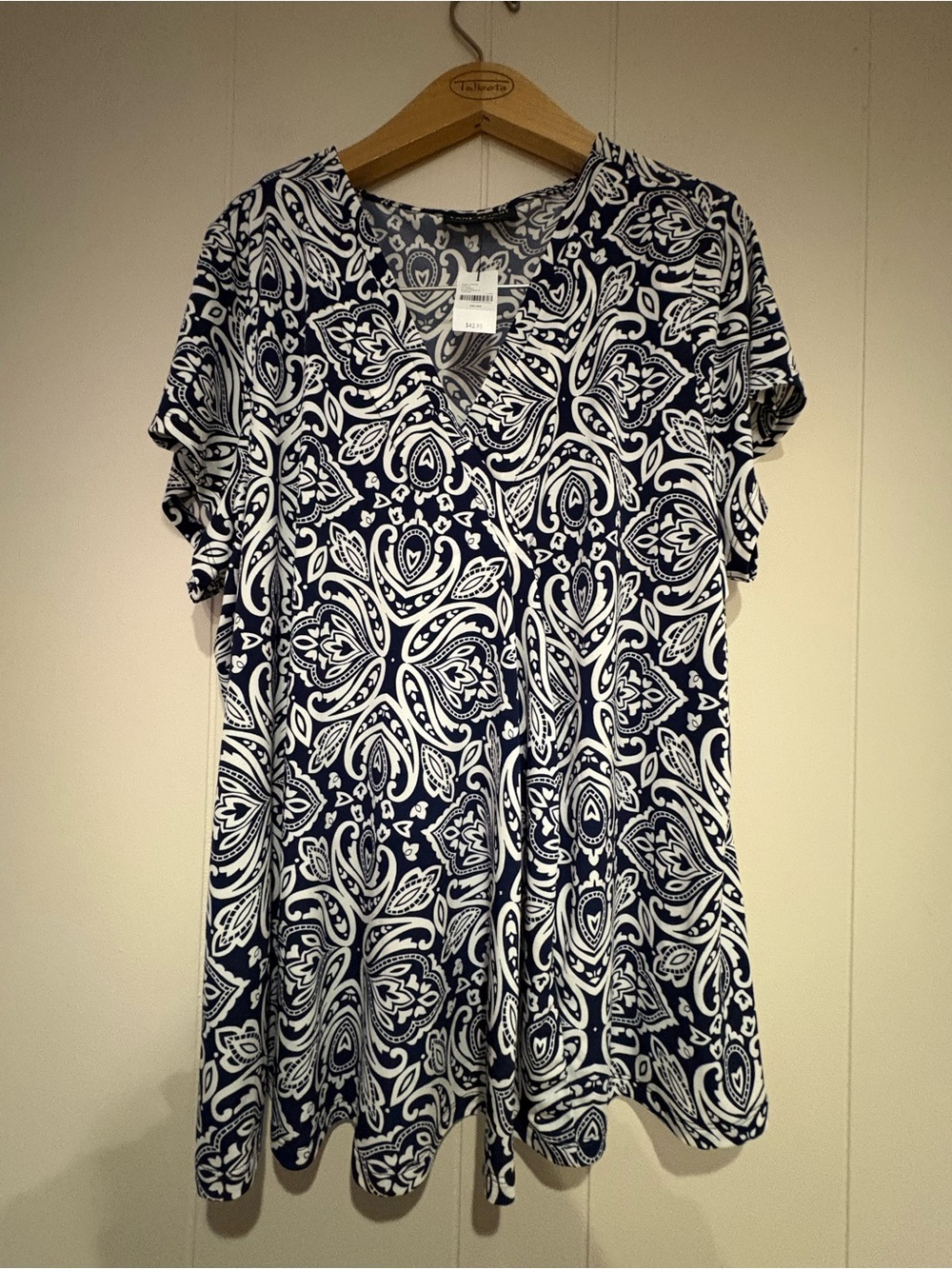 NWT Lane Bryant white navy paisley v neck top poly knit 2X